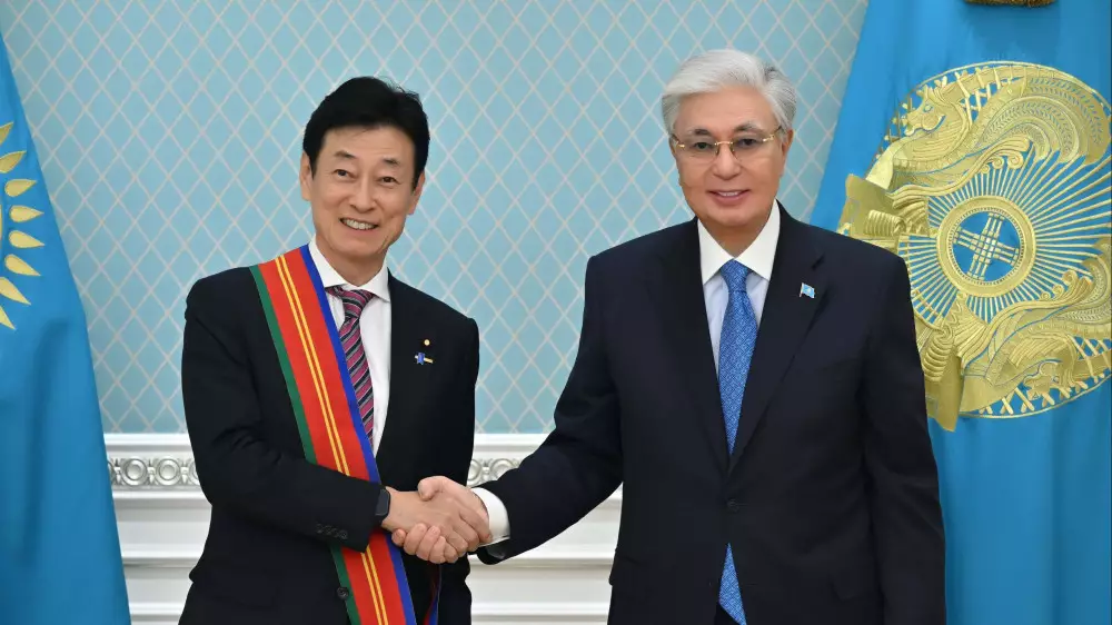 Тоқаев Жапония Парламентінің Қазақстанмен достық лигасының төрағасын орденмен марапаттады