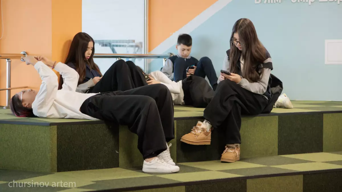 Мектептерде оқушылардың телефон қолдану ережесі енгізілуі мүмкін