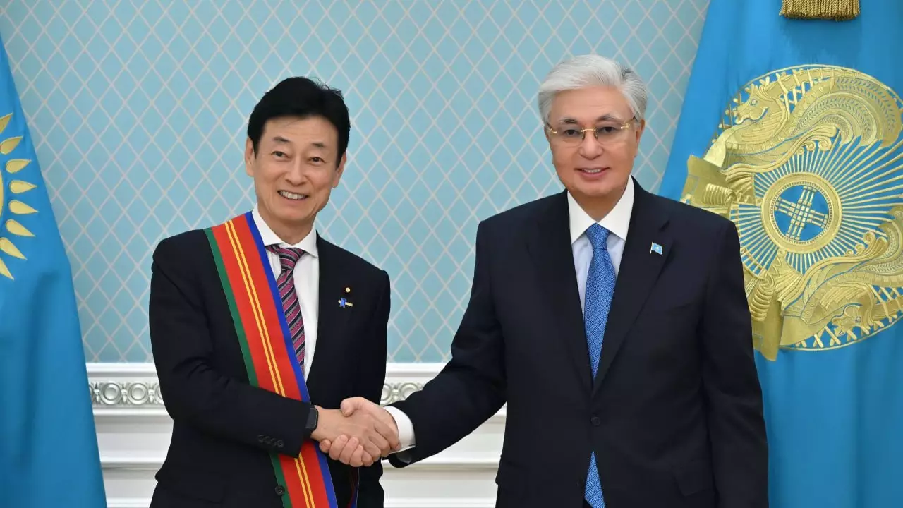 Азиядағы басты серіктес: Қасым-Жомарт Тоқаев жапондық саясаткерді "Достық" орденімен марапаттады