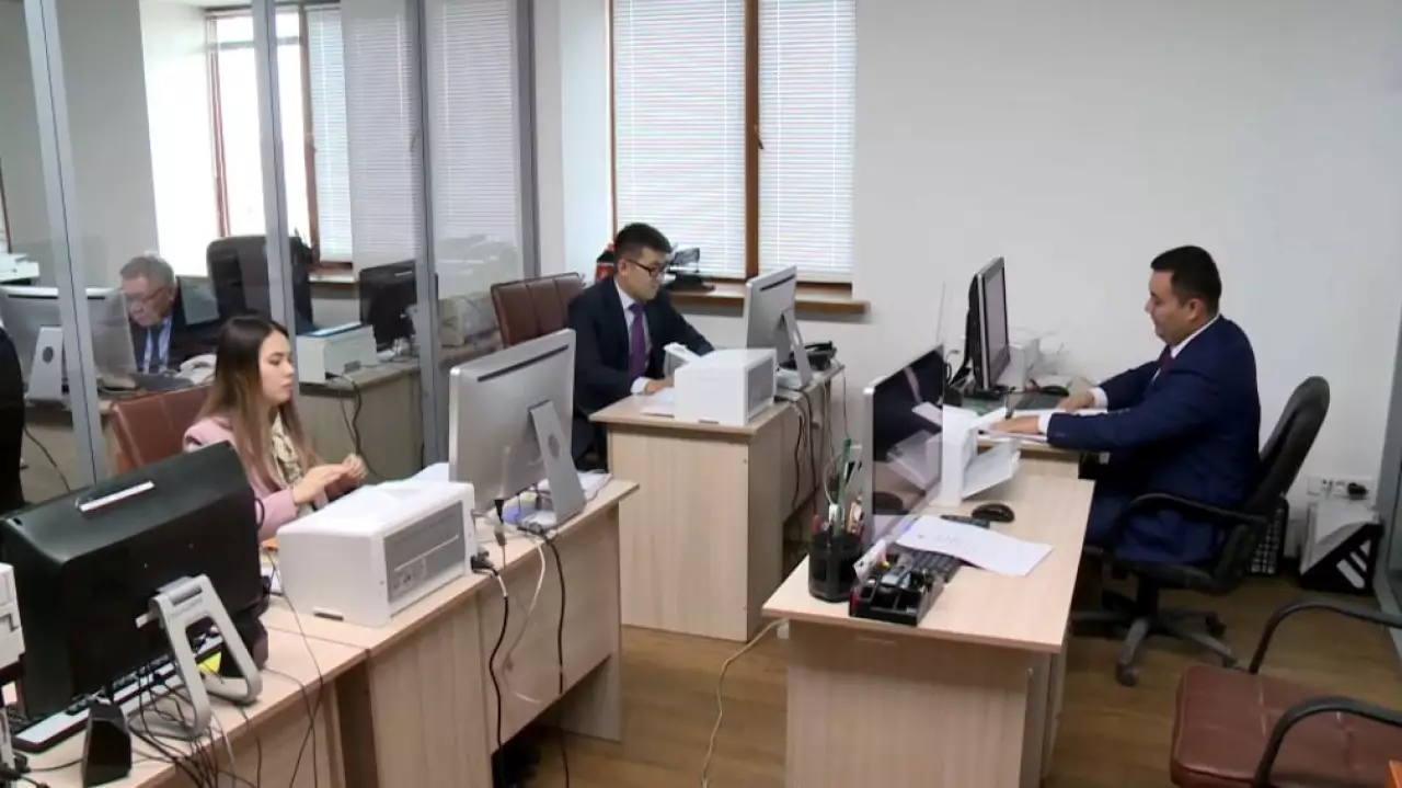 Как будут повышать зарплаты госслужащим в Казахстане