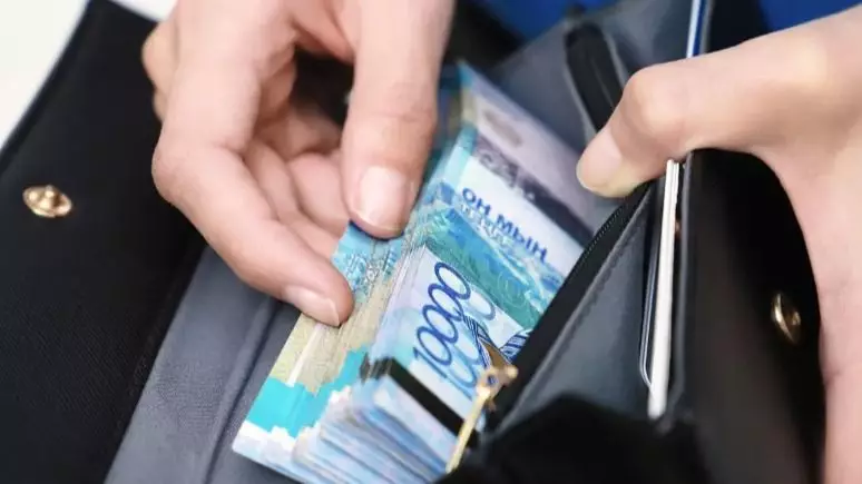 Стало известно, сколько зарабатывают госслужащие в Казахстане