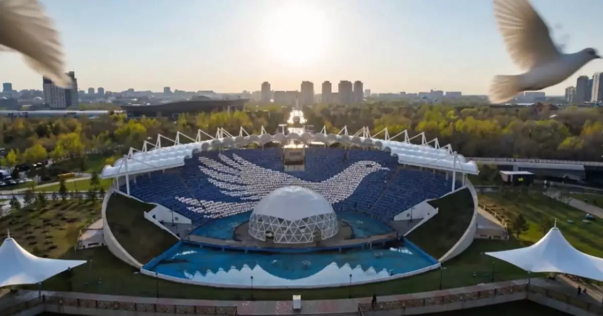  Астанада 3 мыңға жуық оқушы Бірлік күніне орай «Ақ көгершін» әнін орындады 