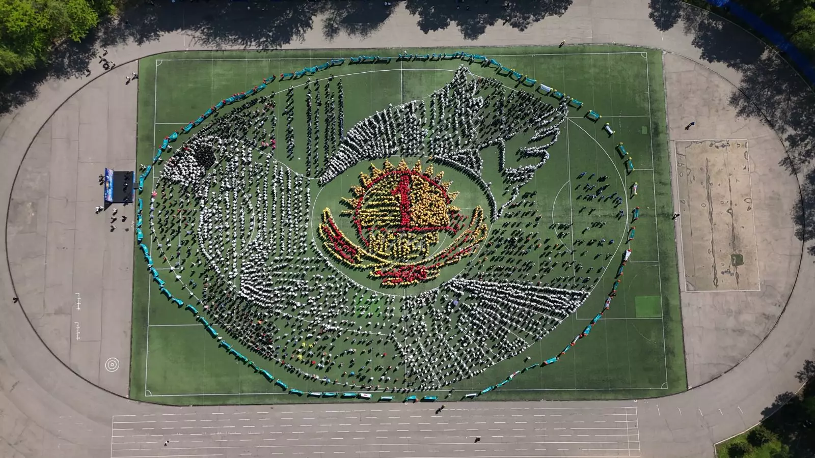 Алматыда Медеу ауданының 6500 оқушысы Бірлік күніне орай бейбітшілік құсы – көгершінді бейнеледі