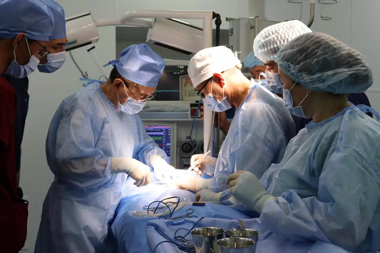 47 жастағы әйелдің құрсақ қуысынан салмағы 6 келіден асатын ісік алынды