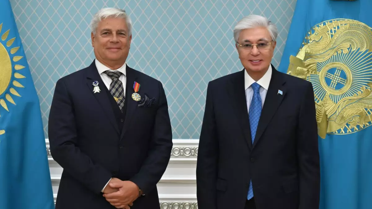 Токаев наградил президента FCI за вклад в кинологию