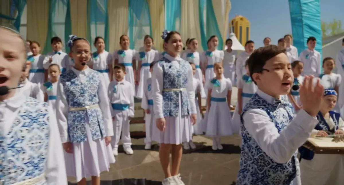 Три тысячи школьников Астаны исполнили песню «Ақ көгершін» ко Дню единства