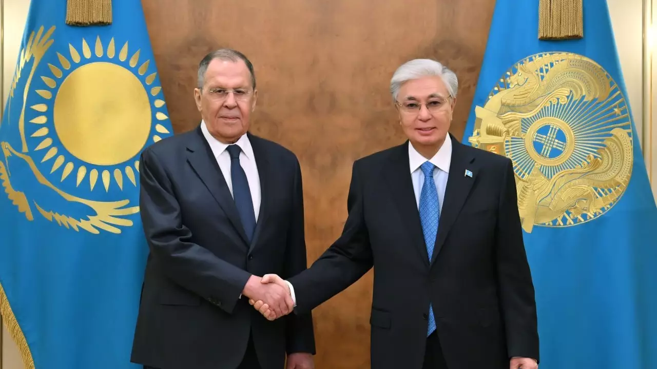 Ақордадағы маңызды жүздесу: Тоқаев пен Лавров Путиннің алдағы сапарын талқылады
