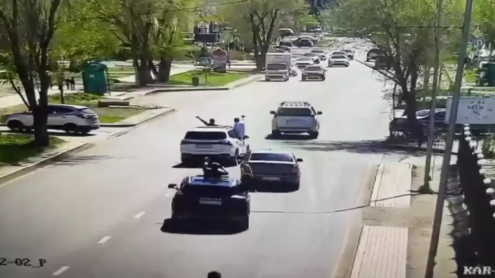 “Шоу“ на дороге в Караганде - участников свадебного кортежа ждёт суд и возможный арест