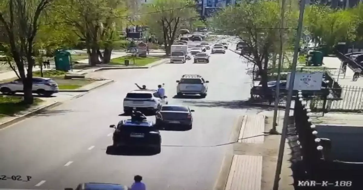  Қарағандыда көлік тізгіндеген жастар жол ережесін өрескел бұзған 