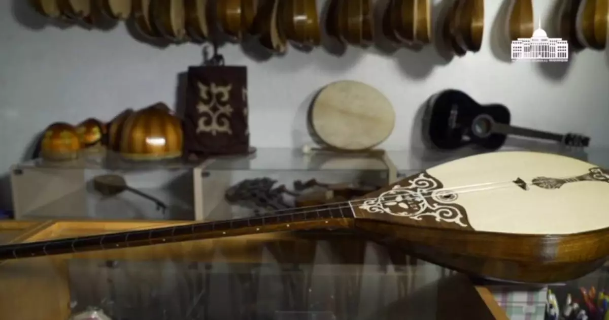  Енді домбыраны ұшаққа қол жүгi ретінде тегін алып кіруге болады 