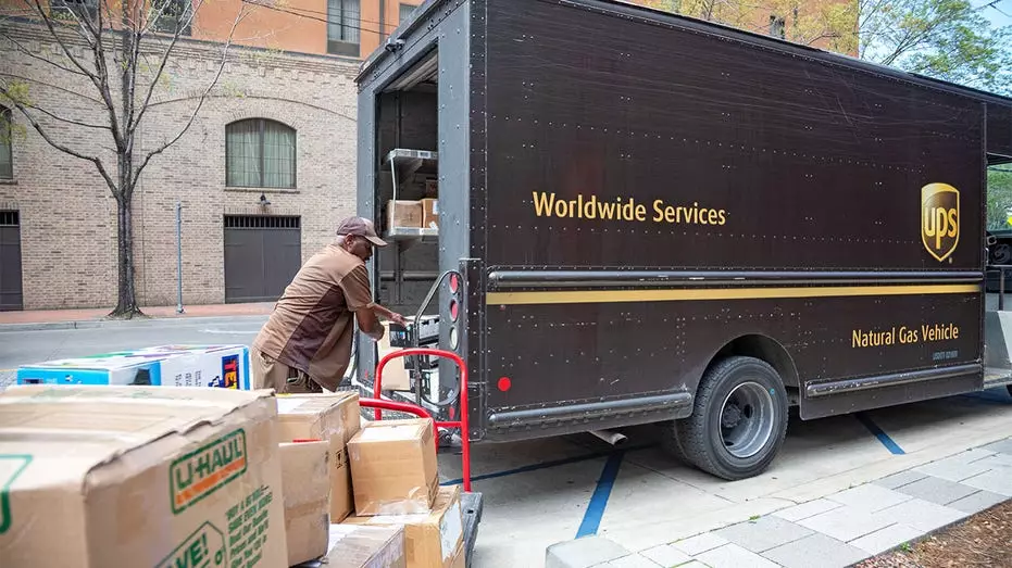 FedEx и UPS пообещали вернуть деньги клиентам после решения Верховного суда по тарифам.