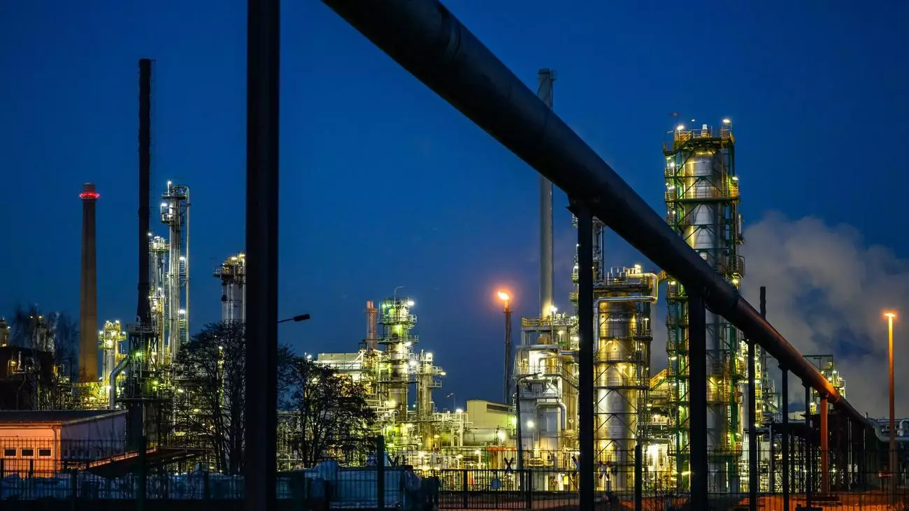 Нефть из Казахстана больше не поступает, но правительство оптимистично оценивает стабильность снабжения нефтеперерабатывающего завода ПСК.