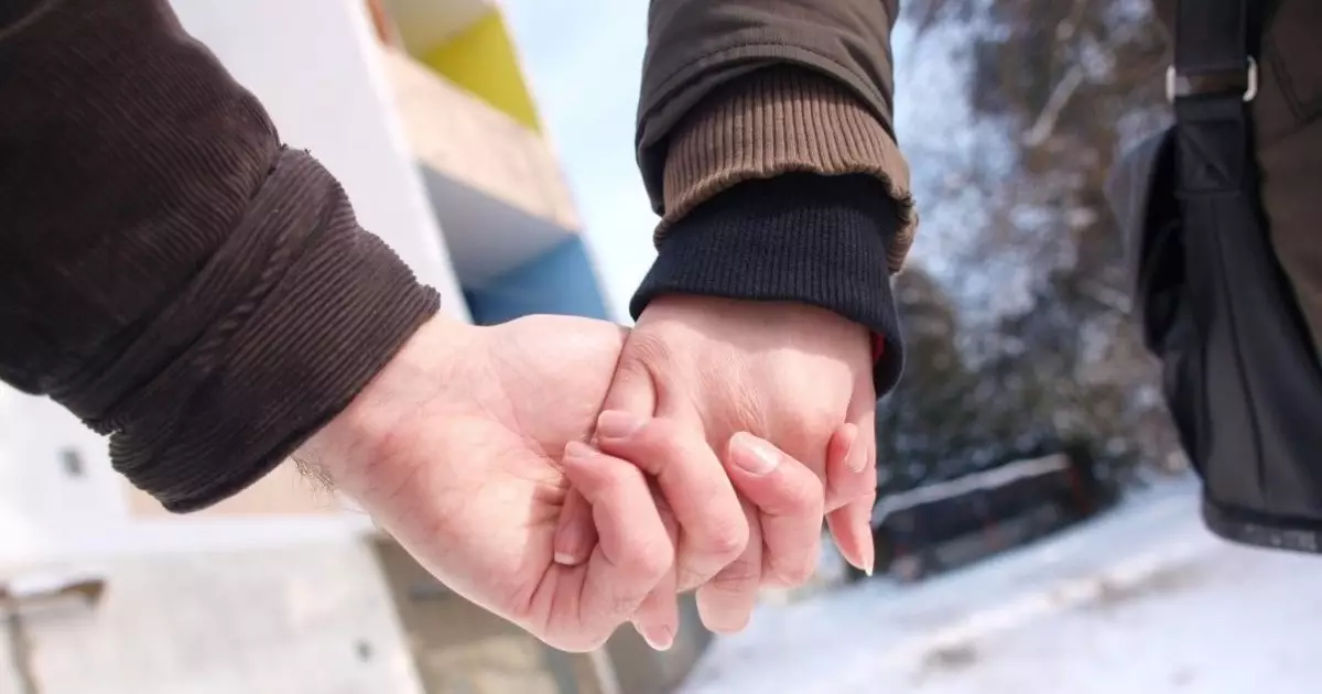  21 жастағы бойжеткеннің 2 жыл бойы сөйлесіп жүрген жігіті өзінің әкесі болып шығады 