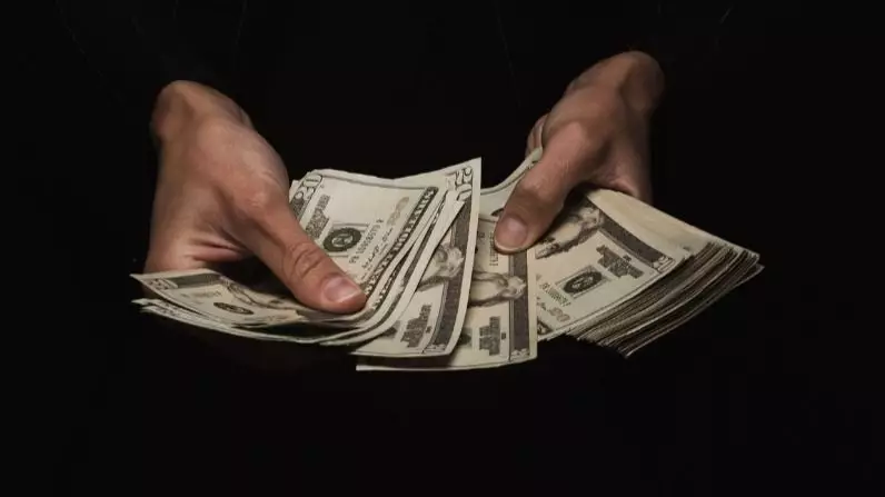 Доллар продолжил рост на торгах в Казахстане