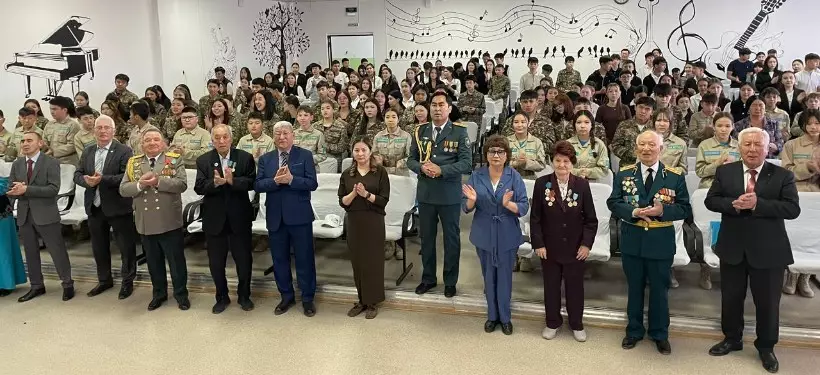 Традиционный "урок мужества" прошел в одной из школ Семея