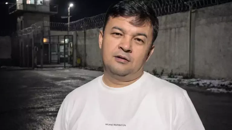  «Арнайы екі камера қойып едім. Алмай қойды» - 5 жылға сотталған шымкенттік журналиске пара бергендердің видеосы тарады (ВИДЕО)