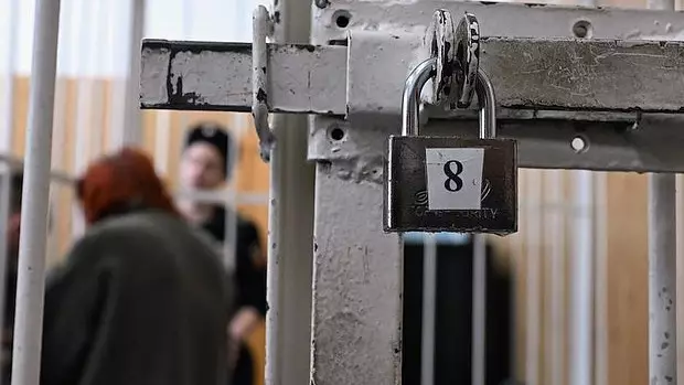 Көшеден әмиян тауып алған зейнеткер әйелдің басы дауға қалып, қамауға алынды