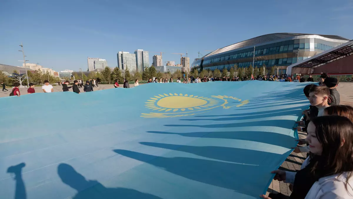 В Астане развернули 24-метровый флаг в честь Дня единства народа Казахстана