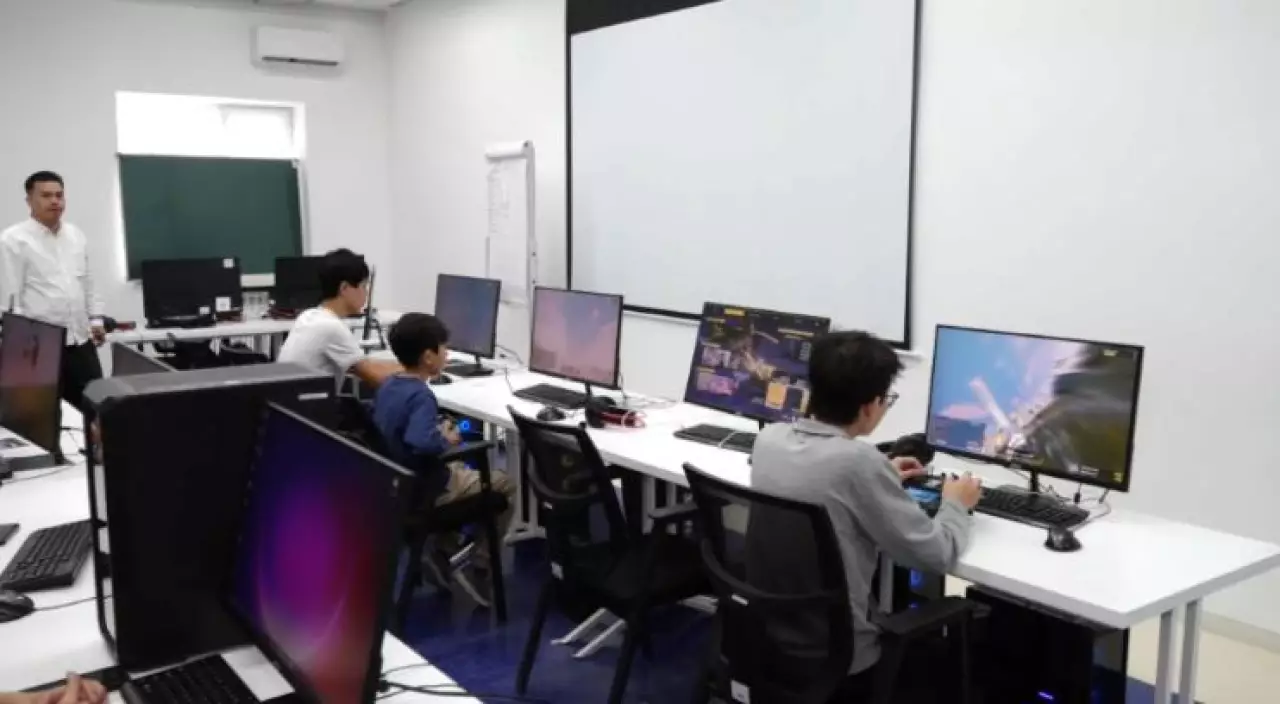 Ақтауда балалар дрон ұшырып жарысты