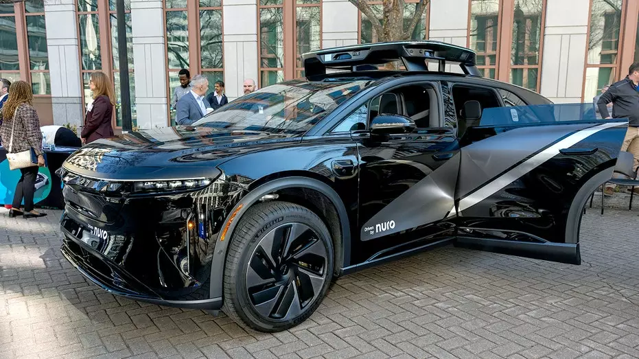 Компании Hertz и Uber объединяются для создания флотов роботакси в рамках крупного продвижения мобильности.