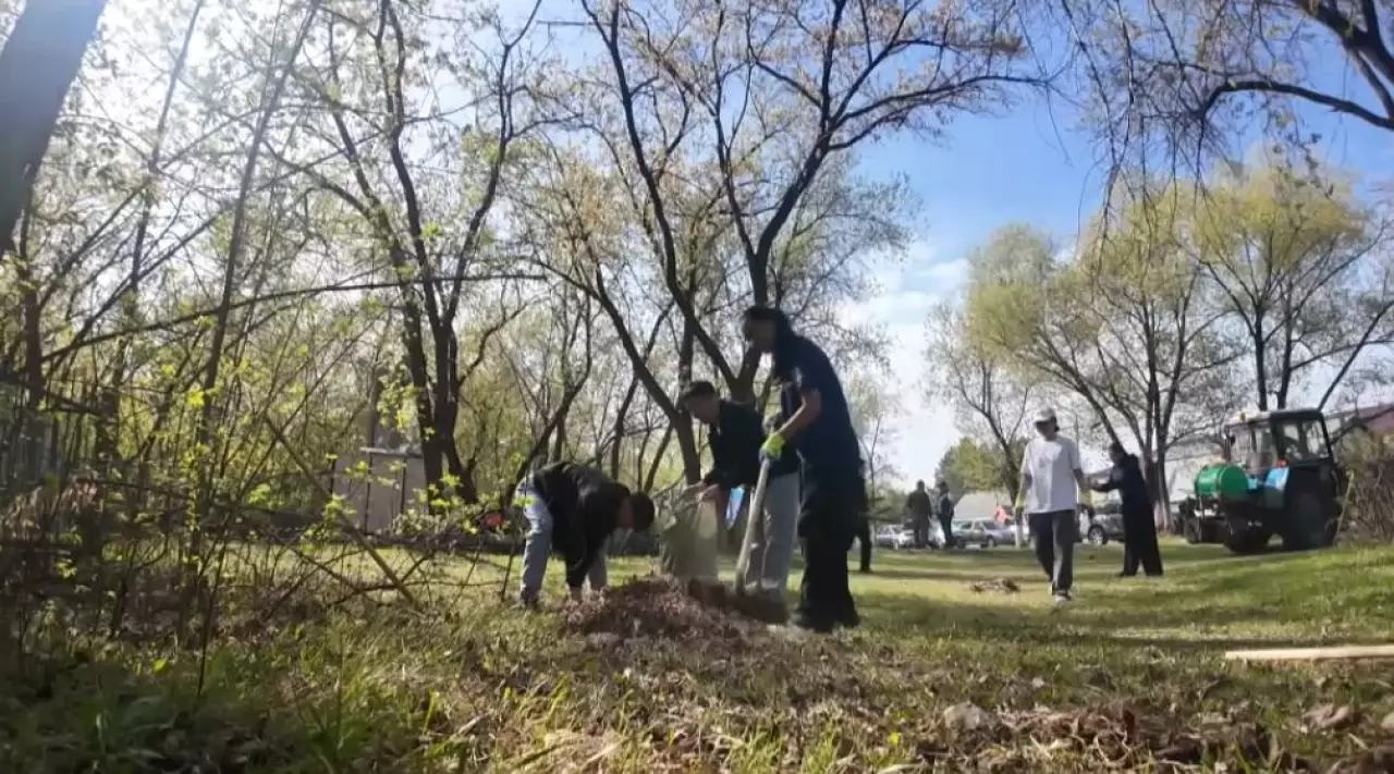 Волонтёры навели порядок у памятников героям войны в Петропавловске