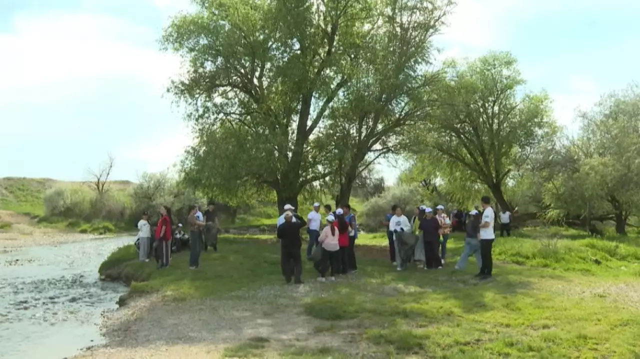 Активисты очистили берег реки Аса в Жамбылской области