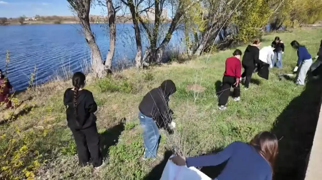 Молодёжь Аркалыка вышла на уборку города