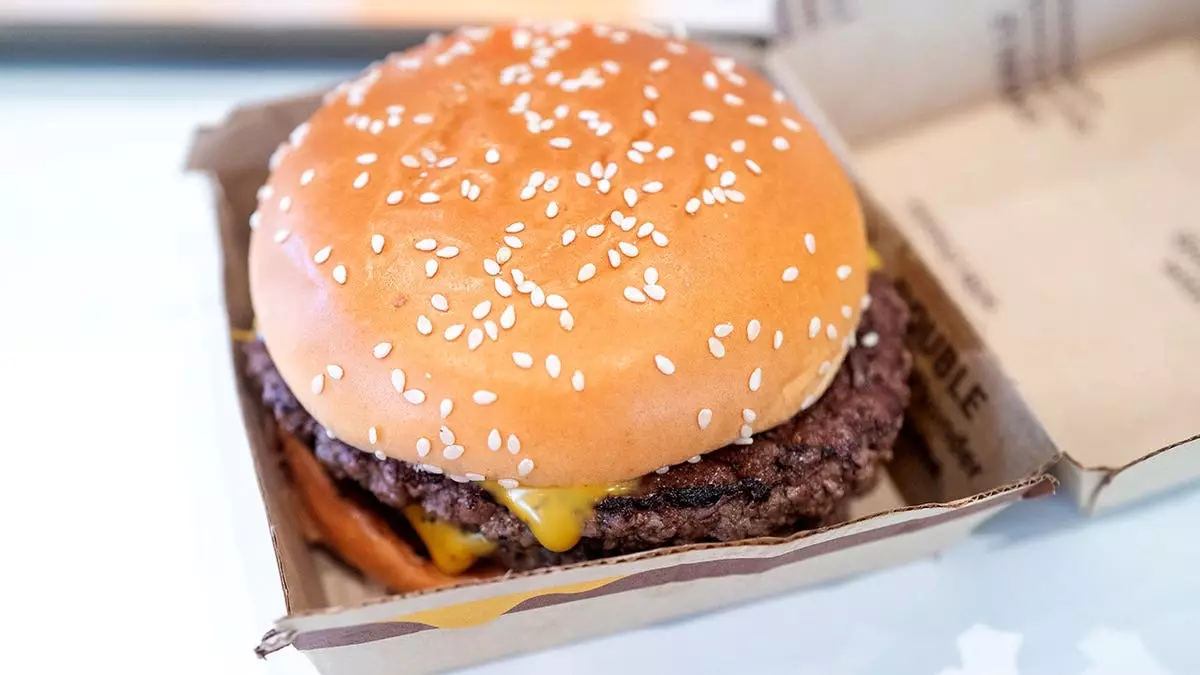 Исполнительный директор McDonald's раскрыл простые лайфхаки по меню, которые помогут клиентам добавить больше белка в блюда.