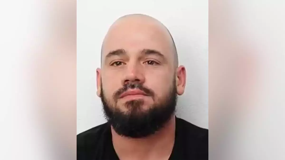 ФБР сообщает, что дальнобойщик найден мертвым после предполагаемого угона грузовика, ключевые детали остаются неясными.