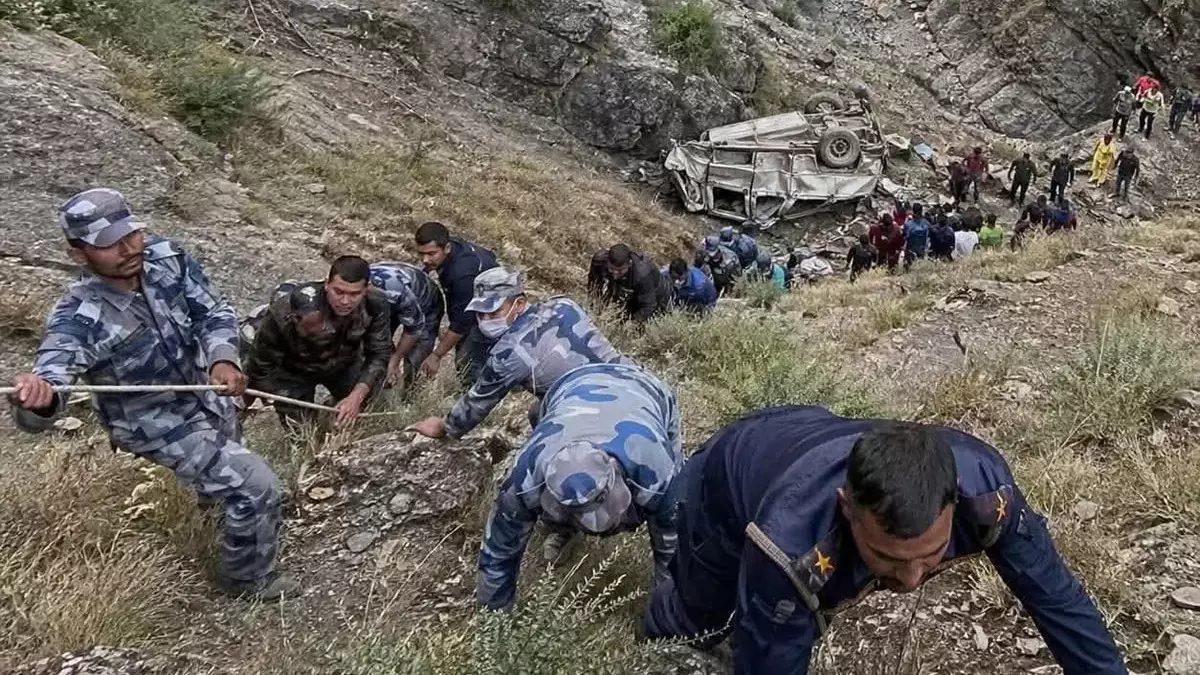 17 человек погибли при падении джипа с обрыва в Непале