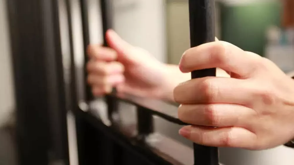 Двух казахстанцев осудили в Бишкеке за сбыт фальшивых долларов