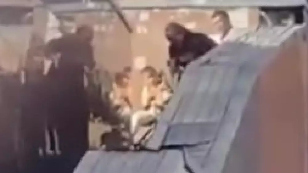 В Астане мужчина избил супругу на глазах у прохожих