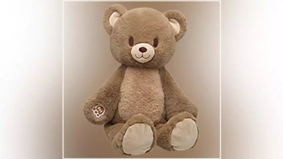 Build-A-Bear отзывает 36 000 плюшевых мишек из-за риска удушья от отстегивающегося бегунка молнии на кармашке.