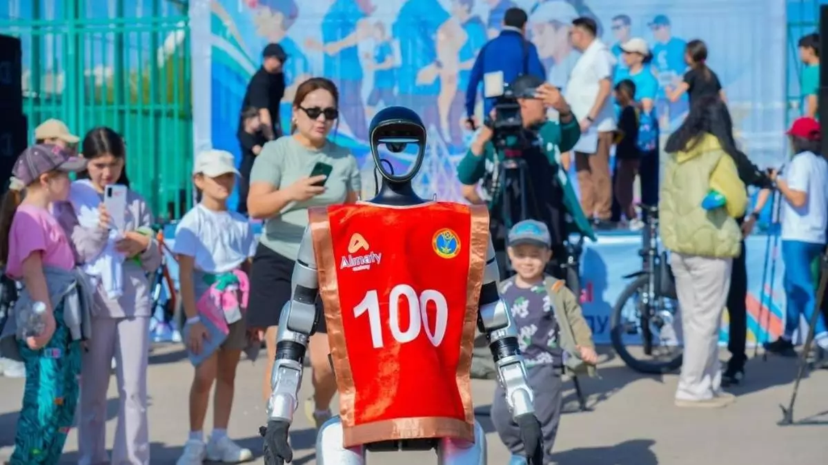 В Астане на забег вышли 2000 человек и робот-гуманоид