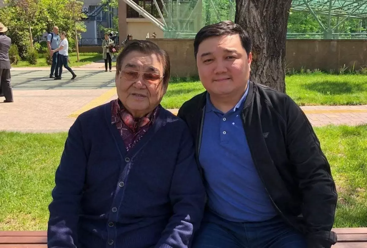 «Адам өледі, ажал қалады»: Ескендір Хасанғалиевтің ұлы әсерлі жазба жариялады