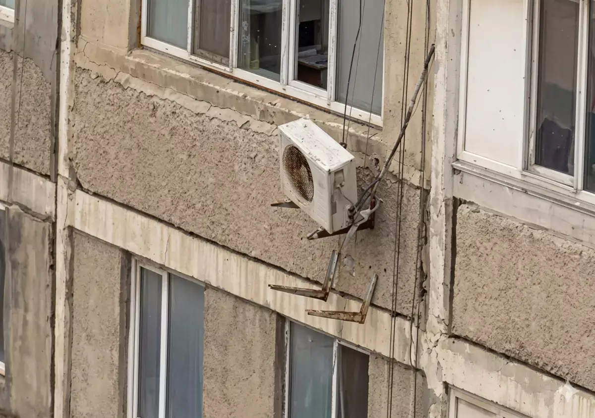 «Нависшая угроза»: в Актау горожане бьют тревогу из-за наружных блоков кондиционеров - новости на Lada.kz 01.05.2026