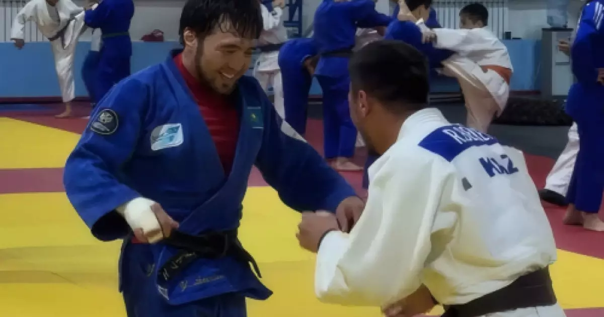  Боксшы Махмұд Сабырхан Олимпиада чемпионы Елдос Сметовпен татамиде кездесті (ВИДЕО) 