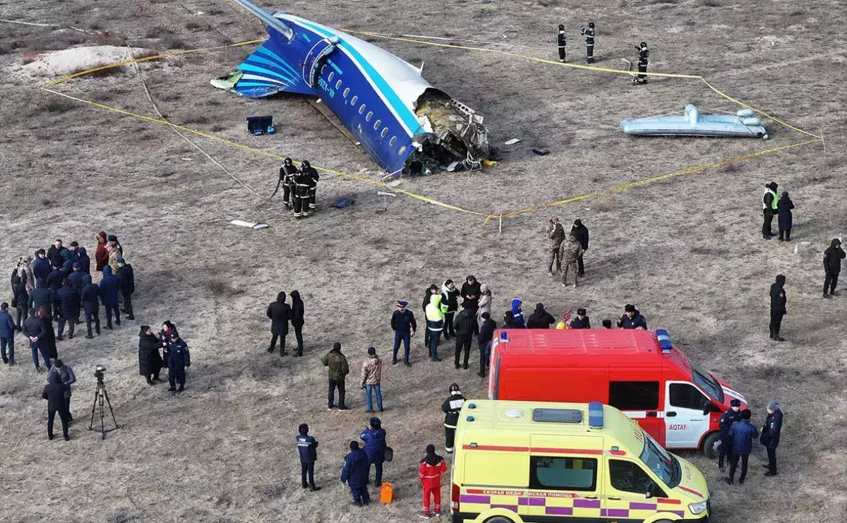 Расследование крушения самолета AZAL близ Актау в Казахстане все еще продолжается.