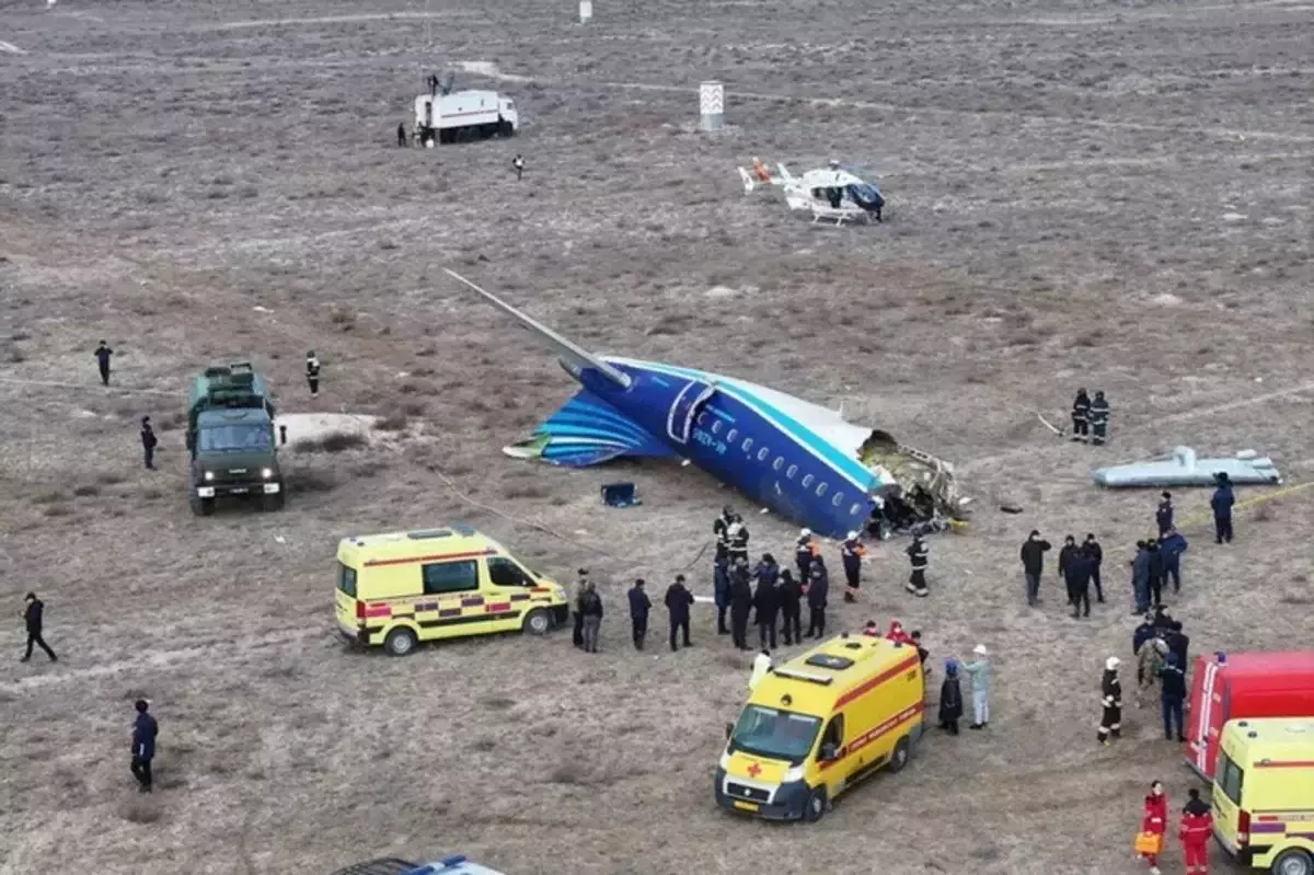 Казахстан продолжает расследование крушения самолёта авиакомпании AZAL, сообщает оперативный информационный центр.