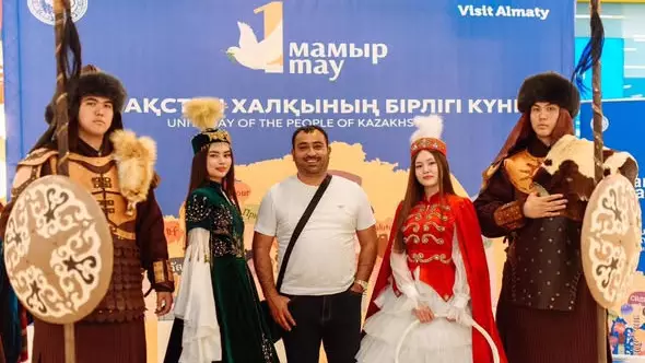 Сувениры и тёплый приём: в аэропорту Алматы провели акцию ко Дню единства