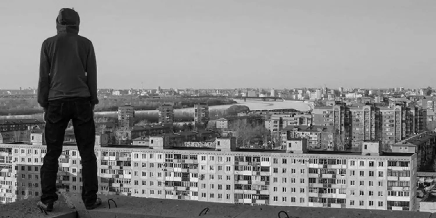 “Қоштасу хатын жазған”: Таразда оқушы мектеп ғимаратынан құлап, ауыр хәлде жатыр