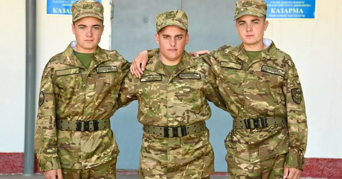  Саптағы бауырлар: бір әскери бөлімде үш ағайынды қызмет етеді 