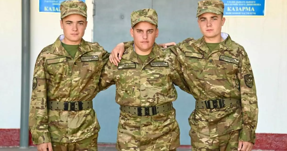  Үш ағайынды бір әскери бөлімде  қызмет етіп жүр 