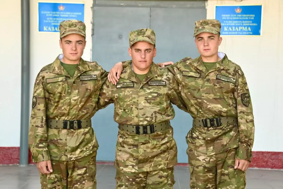 Саптағы бауырлар: бір әскери бөлімде үш ағайынды қызмет етеді