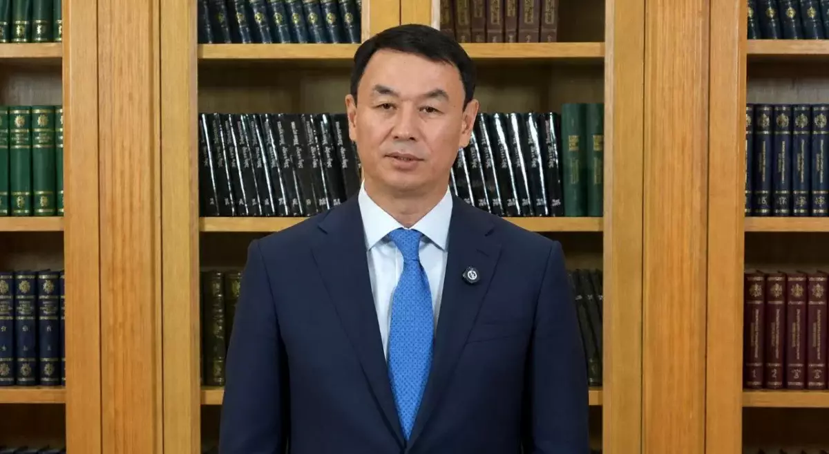 Алматы қаласының әкімі  кітап оқу эстафетасын жалғастырды