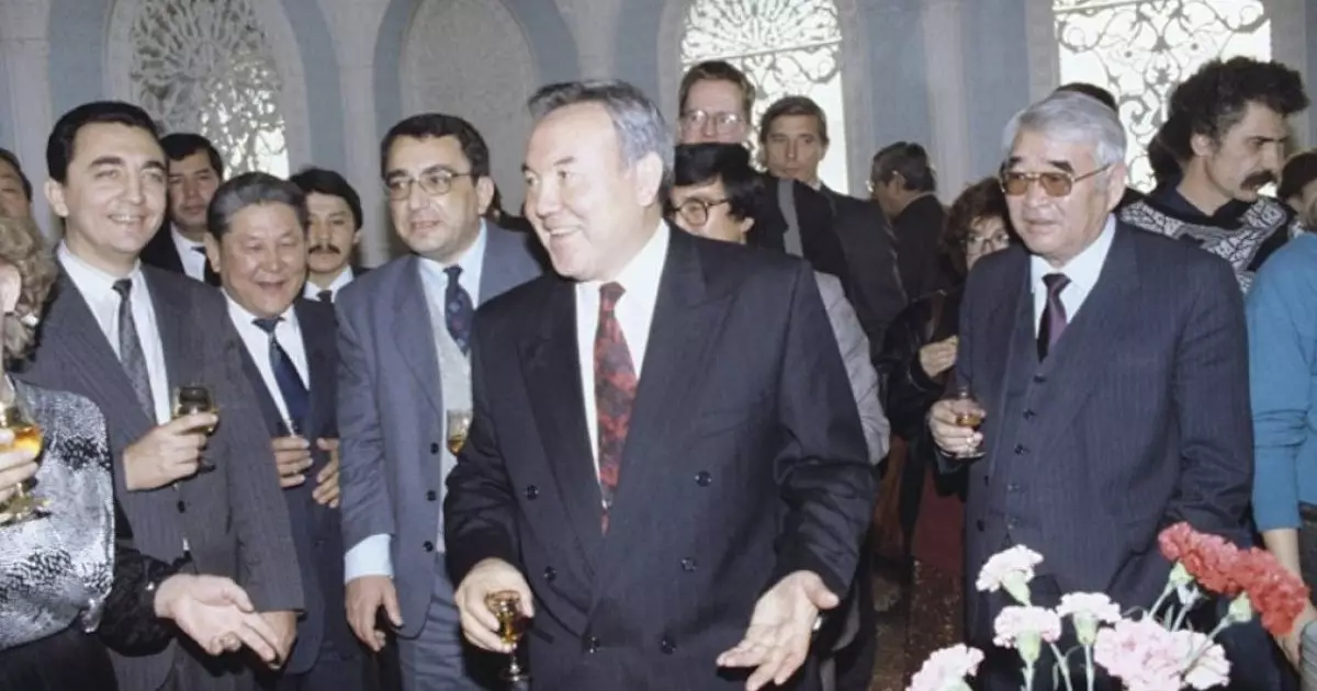  `Назарбаев заң жазғанда, өзінің Құдайдан кем емес екенін түсінді` – Ол Конституциялық сотты қалай пайдаланды? 