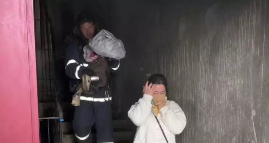 Ақтауда көпқабатты үйден өрт шықты: 14 адам эвакуацияланды