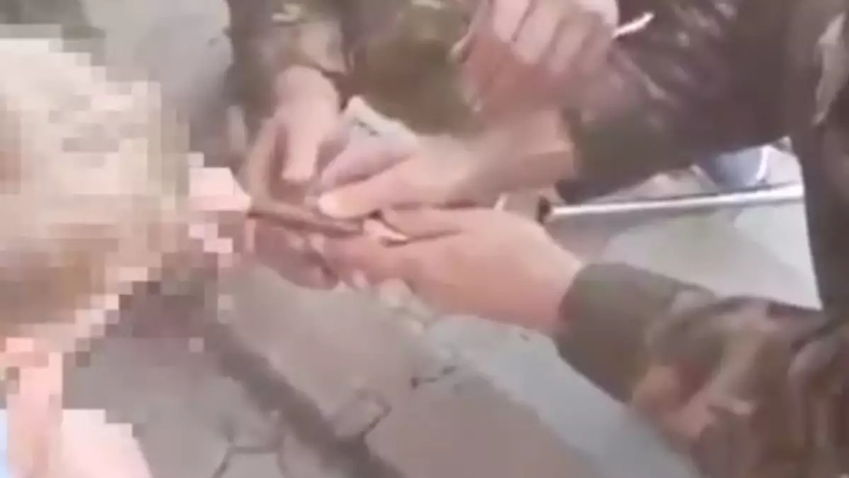 Ребёнок застрял пальцем в железной трубе в я Карагандинскиой области