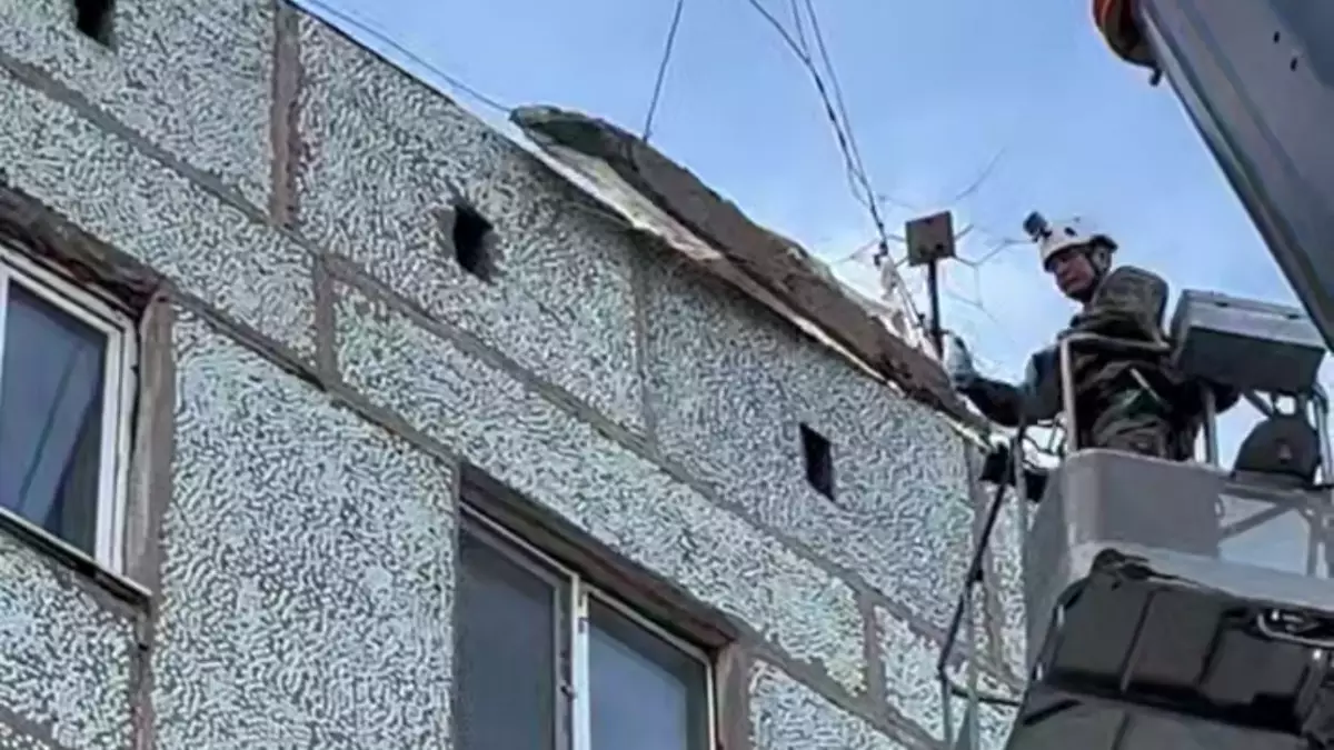 В Сатпаеве устранили угрозу обрушения плиты