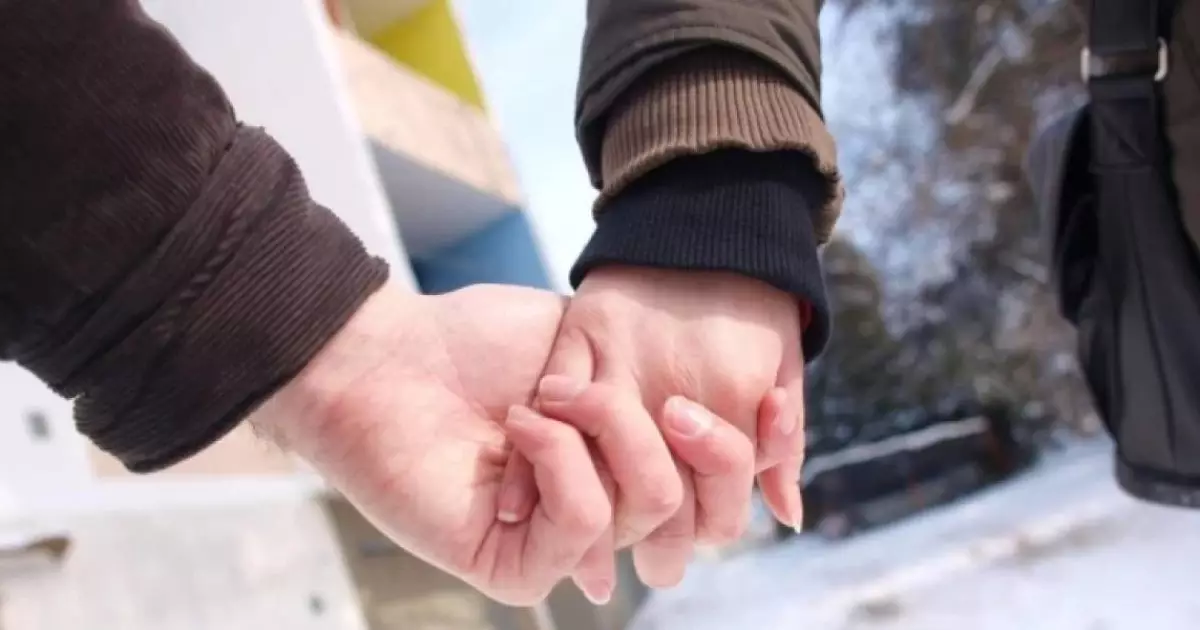  21 жастағы бойжеткеннің 2 жыл бойы сөйлесіп жүрген жігіті өзінің әкесі болып шықты 